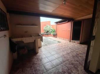 Se vende espaciosa casa junto con apartamento en Hatillo de San José 24-992