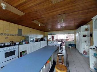 Se vende hermosa casa con patio y terraza en San Jerónimo de Moravia 24-820