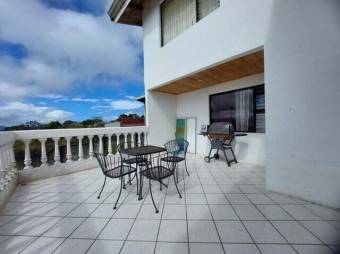 Se vende hermosa casa con patio, terraza y gran lote en San Jerónimo de Moravia 24-820