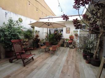 Se vende espaciosa casa con patio y terraza en Rohrmoser 23-152