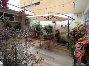 Se vende espaciosa casa con patio y terraza en Rohrmoser 23-152