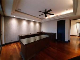 Se vende lujosa mansión en exclusivo condominio Villa Real Santa Ana 23-3367