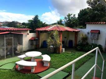 Se vende espaciosa casa con patio y terraza en los robles de Moravia 23-1921