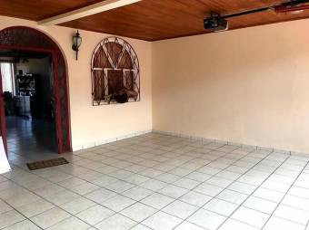 Se vende espaciosa casa con patio y terraza en los robles de Moravia 23-1921