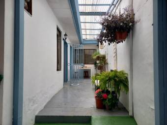 Se vende espaciosa casa con patio en zona privilegiada de Moravia, San José 23-1294