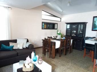 Se vende espaciosa casa con patio en zona privilegiada de Moravia, San José 23-1294