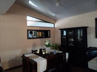 Se vende espaciosa casa con patio en zona privilegiada de Moravia, San José 23-1294