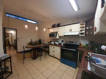 Se vende espaciosa casa con zona bbq y jardín en Moravia de San José 23-1323 