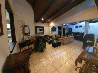 Se vende espaciosa casa con zona bbq y jardín en Moravia de San José 23-1323 