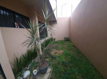 Se vende espaciosa casa con zona bbq y jardín en Moravia de San José 23-1323 