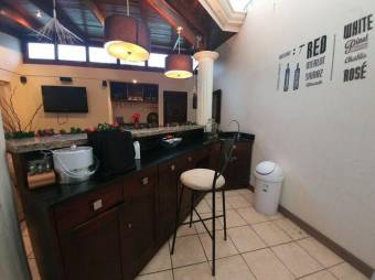 Se vende espaciosa casa con zona bbq y jardín en Moravia de San José 23-1323 