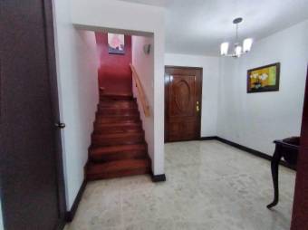 Se vende casa con uso de suelo mixto, patio y terraza en condominio de Uruca de Alajuela 23-1424