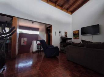 Se vende casa con uso de suelo mixto, patio y terraza en condominio de Uruca de Alajuela 23-1424