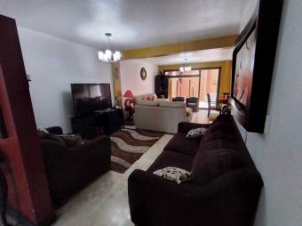 Se vende casa con uso de suelo mixto, patio y terraza en condominio de Uruca de Alajuela 23-1424