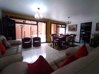 Se vende casa con uso de suelo mixto, patio y terraza en condominio de Uruca de Alajuela 23-1424