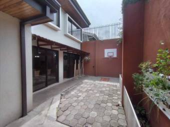 Se vende casa con uso de suelo mixto, patio y terraza en condominio de Uruca de Alajuela 23-1424