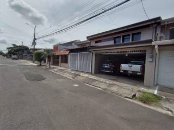 Se vende casa con uso de suelo mixto, patio y terraza en condominio de Uruca de Alajuela 23-1424