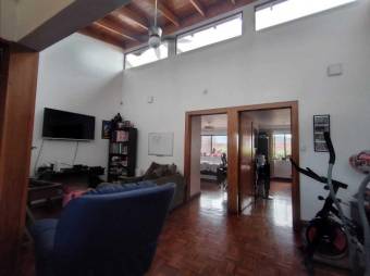 Se vende casa con uso de suelo mixto, patio y terraza en condominio de Uruca de Alajuela 23-1424