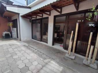 Se vende casa con uso de suelo mixto, patio y terraza en condominio de Uruca de Alajuela 23-1424