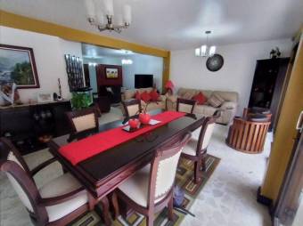 Se vende casa con uso de suelo mixto, patio y terraza en condominio de Uruca de Alajuela 23-1424