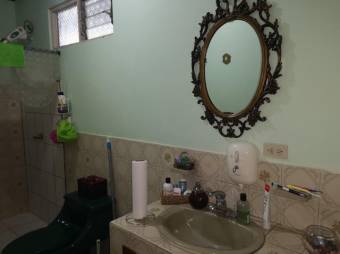 Se vende espaciosa casa con 2 terrazas en zona de Rohrmoser 24-969