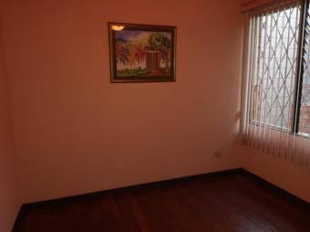 Se vende espaciosa casa con 2 terrazas en zona de Rohrmoser 24-969