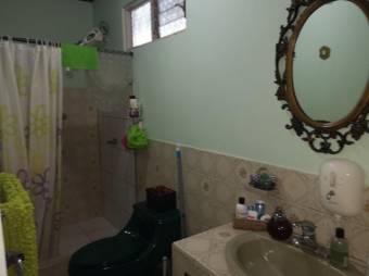 Se vende espaciosa casa con 2 terrazas en zona de Rohrmoser 24-969