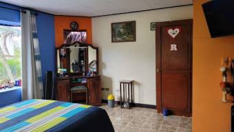 Se vende amplia casa con uso de suelo mixto y patio en granadilla de Curridabat 23-2219