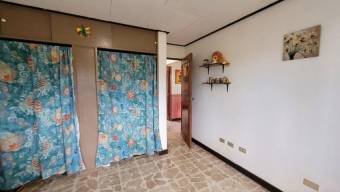 Se vende amplia casa con uso de suelo mixto y patio en granadilla de Curridabat 23-2219