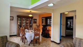 Se vende amplia casa con uso de suelo mixto y patio en granadilla de Curridabat 23-2219