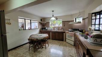 Se vende amplia casa con uso de suelo mixto y patio en granadilla de Curridabat 23-2219