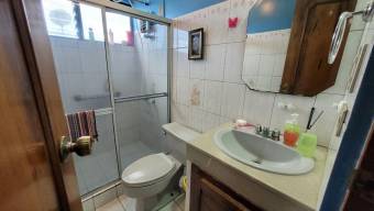 Se vende amplia casa con uso de suelo mixto y patio en granadilla de Curridabat 23-2219