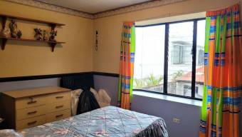 Se vende amplia casa con uso de suelo mixto y patio en granadilla de Curridabat 23-2219