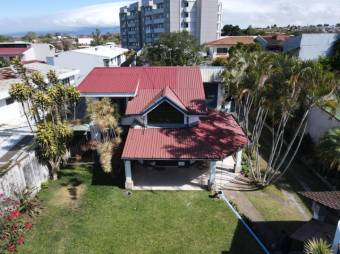 Se vende amplia casa con uso de suelo mixto y patio en granadilla de Curridabat 23-2219