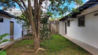 Se vende amplia casa con uso de suelo mixto y patio en granadilla de Curridabat 23-2219