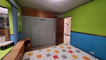 Se vende amplia casa con uso de suelo mixto y patio en granadilla de Curridabat 23-2219