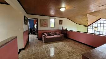 Se vende amplia casa con uso de suelo mixto y patio en granadilla de Curridabat 23-2219