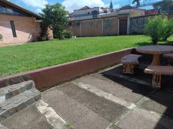 Se vende espaciosa casa con amplio jardín en Lomas de Ayarco de Curridabat 24-797