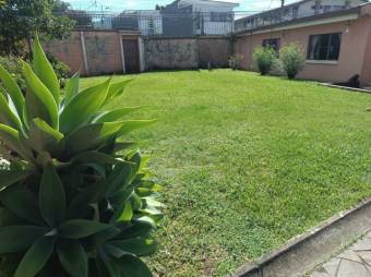 Se vende espaciosa casa con amplio jardín en Lomas de Ayarco de Curridabat 24-797