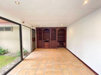 Se vende espaciosa casa con patio en condominio de Uruca de Alajuela 24-317