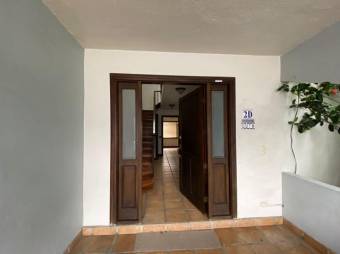 Se vende espaciosa casa con patio en condominio de Uruca de Alajuela 24-317