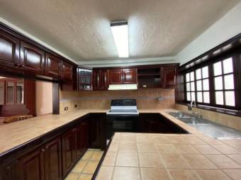 Se vende espaciosa casa con patio en condominio de Uruca de Alajuela 24-317