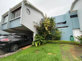 Se vende espaciosa casa con patio en condominio de Uruca de Alajuela 24-317