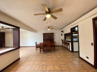 Se vende espaciosa casa con patio en condominio de Uruca de Alajuela 24-317