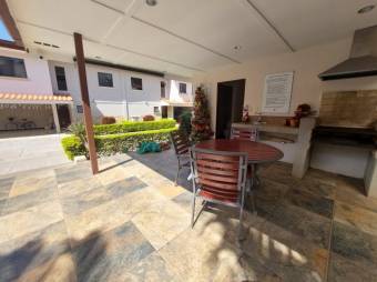 Se vende moderna y espaciosa casa con patio y terraza en pozos de Santa ana 24-949