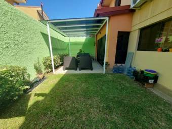 Se vende moderna y espaciosa casa con patio y terraza en pozos de Santa ana 24-949