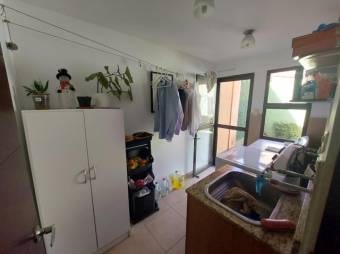 Se vende moderna y espaciosa casa con patio y terraza en pozos de Santa ana 24-949