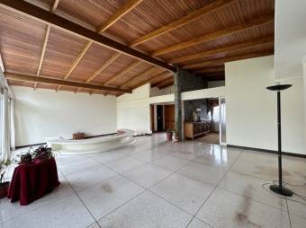 Se vende espaciosa casa con amplio jardín en San Vicente de Moravia 24-403