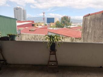 Se vende espaciosa casa con jardín y terraza en Merced de San José 24-675 