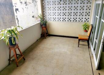 Se vende espaciosa casa con jardín y terraza en Merced de San José 24-675 